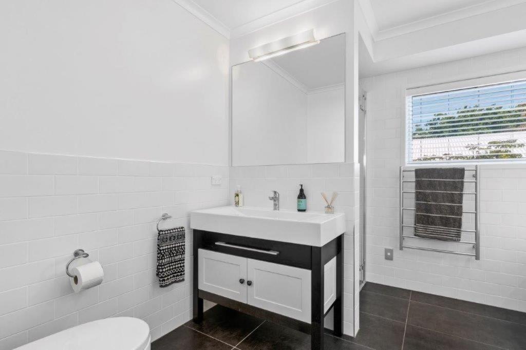 Stunning Tranquil Home With Green Space Views Mount Maunganui Exterior photo